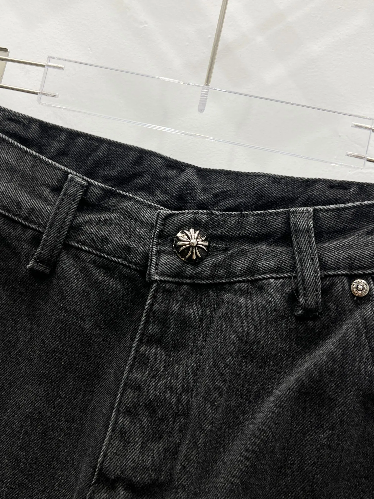 P260 Style No.: (W010) Chrome Hearts & Chrome Hearts 25FW CH workwear logging black five-pointed star splicing leather limited edition cow king jeans Chrome Hearts is the most popular color pants. It is made of beaded canvas fabric. Heavy washing makes the upper body of the fabric more textured and the pants are tall and straight! The three-dimensional cutting of the whole trousers is a masterpiece! The hardware is customized by zp. The beaded canvas fabric is thick and soft after being washed. It has good breathability. Customized small leather label. Unique design. The details are simple and elegant, and the workmanship is exquisite. The whole trousers are neatly routed and the details are in place! It��s so cool that both men and women can easily control the genderless trend!  Size: 30-32-34-36 Color: black
